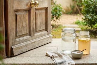 Estos son los beneficios de limpiar la puerta de entrada con agua, vinagre y sal