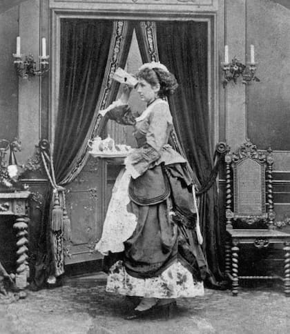 Una sirvienta victoriana en una imagen de 1880.