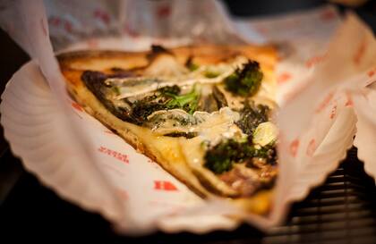 Una slice de Garden: verduras orgánicas y queso brie.