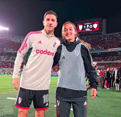 Una sociedad clave para el triunfo: Nacho Fernández posa para la foto con la alcanzapelotas Delfina Lombardi
