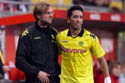 Una sociedad muy rentable: Jürgen Klopp, que lo pidió especialmente cuando estaba en Colo Colo, y Lucas Barrios: juntos ganaron dos Bundesligas y la Copa de Alemania