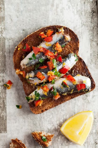 Una sola lata de sardinas en aceite de oliva te puede aportar hasta 22,6 gramos de proteína