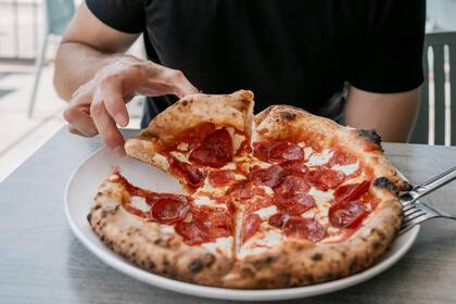 Una sola porción de 100 g de pizza de pepperoni congelada puede tener 1,9 g de sal