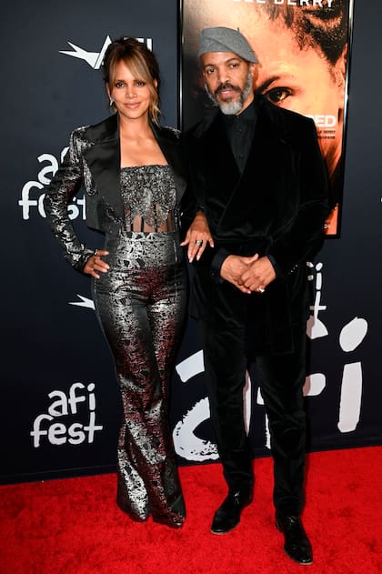 Una sonriente Halle Berry desfiló por la alfombra roja junto al artista Van Hunt en la proyección de Bruised, celebrada en el marco del AFI Fest de Netflix en el TCL Chinese Theatre en Hollywood