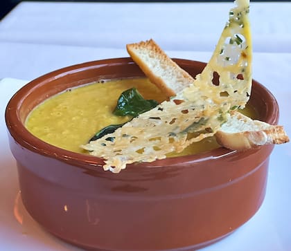 Una sopa generosa que bien puede ser un único plato.