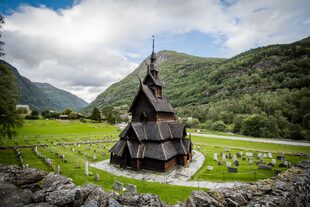 Una stavkirke es una iglesia cristiana medieval de madera que alguna vez fue común en el noroeste de Europa. 