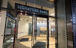 Una sucursal de Signature Bank es fotografiada, a última hora del domingo 12 de marzo de 2023, en Nueva York