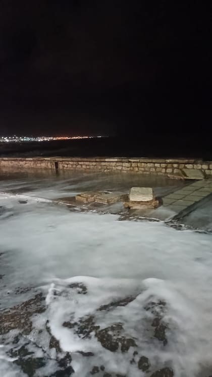 Una sudestada afectó a partes de la costa de Mar del Plata con olas que superaron los dos metros
