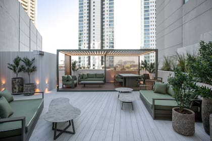 Una súper terraza de diseño con un "quincho" moderno