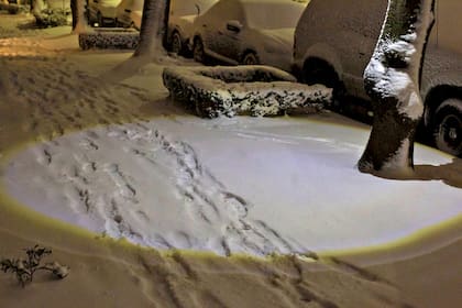 Un haz de luz ilumina los pasos en la nieve