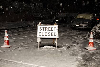 Un cartel bloquea una calle debido a que no es segura la circulación, por la cantidad de nieve caída