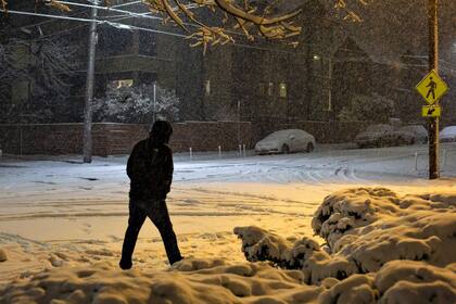 Un hombre camina a través de la nieve durante una tormenta el 9 de febrero de 2019 en Seattle, Washington