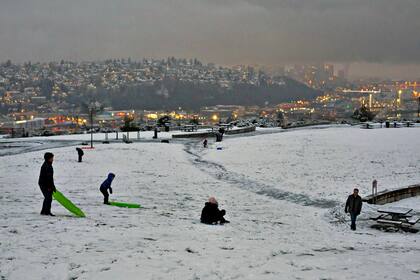 Los parques se convirtieron en escenarios para juegos de nieve