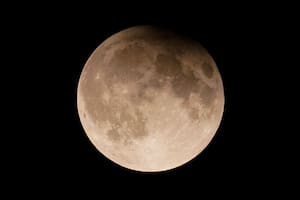 Una superluna con eclipse lunar parcial se eleva sobre el lago Michigan en Chicago. (AP poto/Kiichiro Sato, archivo)