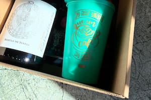 Una suscripción mensual ofrece el servicio a domicilio y en una caja que incluye un libro, un vino y un objeto sorpresa