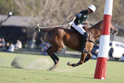 Una sutileza en el repertorio goleador de Pablo Pieres, que anotó 15 veces para la victoria de La Hache sobre Cría La Dolfina.