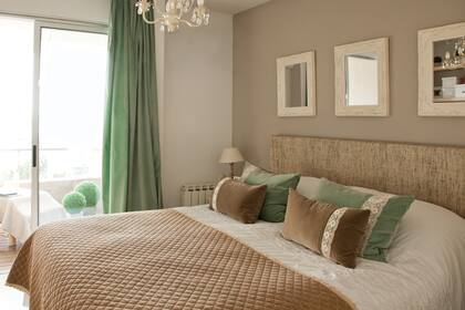 Una tabla de madera forrada con la tela correcta puede ser el componente perfecto para un dormitorio de tonos delicados