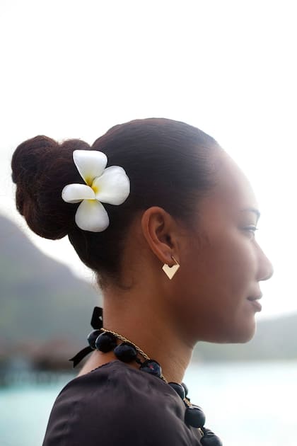 Una tahitiana con su tiare en la cabeza.