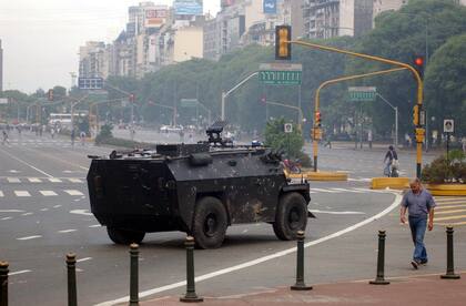 Una tanqueta de la Policía Federal recorre la Plaza de la República durante los disturbios del 20 de diciembre de 2001