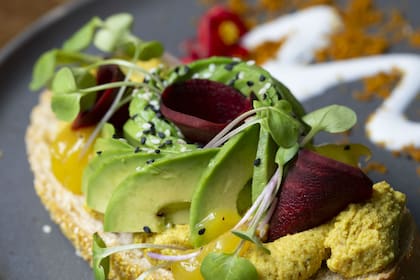 Una tapa con huevo, palta y remolacha