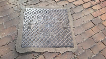 Una tapa de la compañía de Telégrafo de la Nación (foto: gentileza Roberto Fiadone @ruper61)