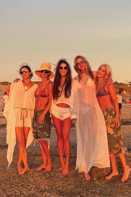 Una tarde de
amigas en Manantiales; de izquierda a derecha, Yanina Solnicki,
dueña de El Camarín;
María Vázquez, Romina
Pigretti, ex socia junto
a Micaela Tinelli de
la marca Ginebra; la
ex modelo Andrea
Bursten (con túnica);
y Myla Cambiaso