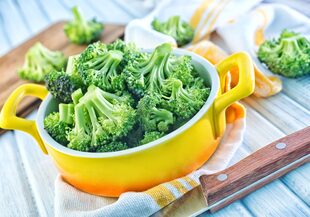 Una taza de 91 gramos de brócoli cubre las necesidades diarias de vitamina C