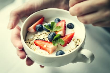 Una taza de avena, yogur y frutas constituyen un desayuno ideal