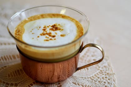 Una taza de café con leche de cúrcuma se convierte en una bebida nutritiva sin azúcar