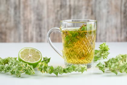 Una taza de té de hierbas después de las comidas ayuda a acelerar el metabolismo y reduce la retención de líquidos