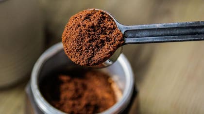 Una taza estándar de 355 ml puede contener entre 113 y 247 mg de cafeína