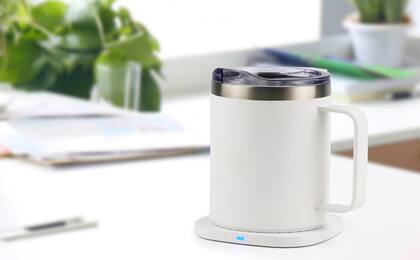 Una taza que se calienta por USB; permite mantener la temperatura del café o del té; también sirve para cargar la batería del celular
