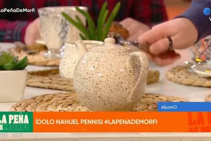 Una taza, una copa, una azucarera y una tetera fueron los elementos que golpeó Jey Mammon para que Nahuel Pennisi identificara el sonido con su oído absoluto