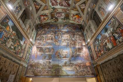 Una tela que reproduce el maravilloso diseño de Miguel Angel cubre el andamiaje de siete pisos, que permanecerá allí hasta que terminen las tareas, en Pascua