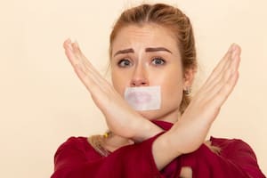 Una tendencia en redes sociales promueve dormir con la boca tapada para, supuestamente, dormir mejor