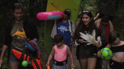 Una terapista, la familia Mezhevoy y Veronika Vlasova se preparan para un día de playa durante el "retiro" en la naturaleza junto al Báltico en Estonia