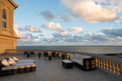 Una terraza al Río de la Plata para ver los atardeceres uruguayos desde el Hotel Sofitel Montevideo Casino Carrasco Spa