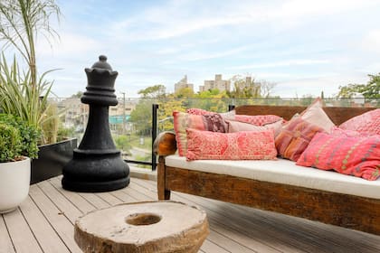 Una terraza con textura, equipamiento generoso y elementos lúdicos fuera de escala, parte del departamento de Pía en Experiencia Living 2025