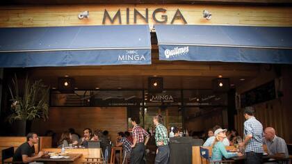 Una terraza frente a la plaza Armenia: Minga seduce con mucho más que sus carnes y vinos