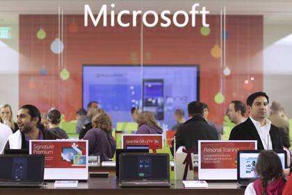 Una tienda de Microsoft en Bellevue, Washington. La compañía anunció el retiro de su histórico CEO Steve Ballmer para acelerar el proceso de transformación a una firma de dispositivos y servicios