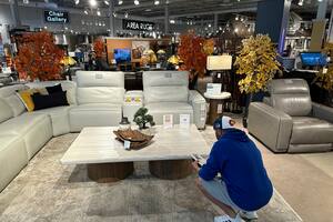 Una tienda de muebles en Englewood, Colorado, el 12 de junio del 2024. (Foto AP /David Zalubowski)