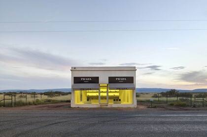Una tienda de Prada en la mitad del estado de Texas, en EE.UU. Una instalación de los artistas Elmgreen y Dragset que fue tomada por Matthew Portch