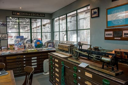 Una tienda especializada ofrece souvenirs y material bibliográfico