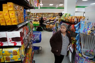 Una tienda hispana en Delaware convierte su pasillo de frutas y verduras en escenario musical