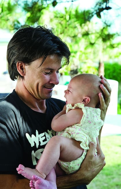 Una tierna imagen de padre e hija; Guillermo reconoce que, hasta ahora, nunca le cambió los pañales porque siente que es muy delicada