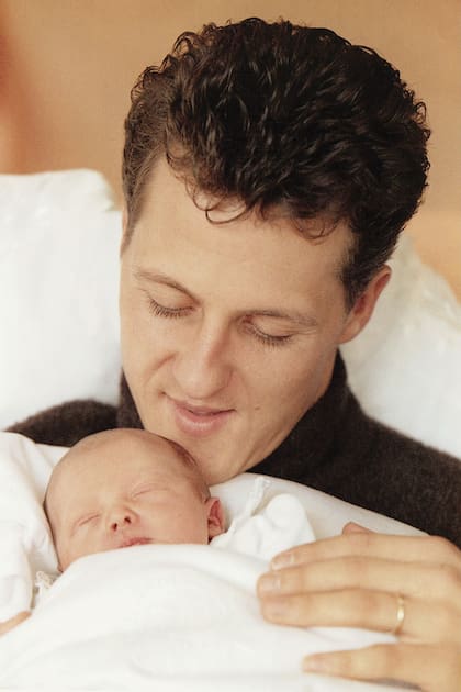 Una tierna
imagen del día de su nacimiento
en brazos de su papá, Michael
Schumacher, que ganó siete
campeonatos de F1