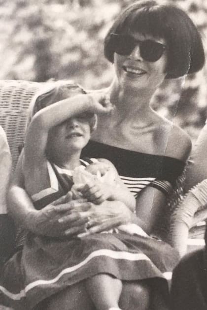 Una tierna postal con su hija Bee cuando era chica.