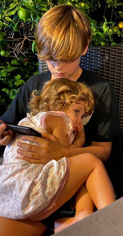 Una tierna postal de Bautista, el mayor de los Vicuña, con Magnolia, la menor