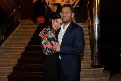 Una tierna postal de Mercedes Funes y Cecilio Flematti luego de la función. La pareja se casó en noviembre de 2019