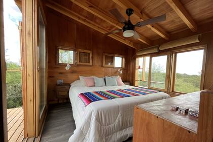 El dormitorio tiene un gran balcón mirador con vistas al monte cordobés.